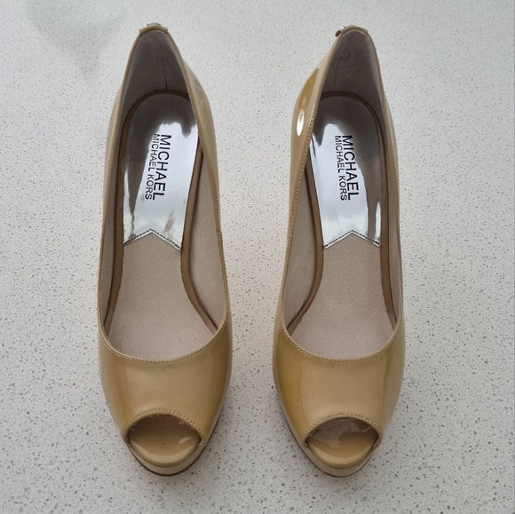 MICHAEL KORS Nude Patent Platform Heels, Size 7.5 IN BOX - Picture 4 of 15